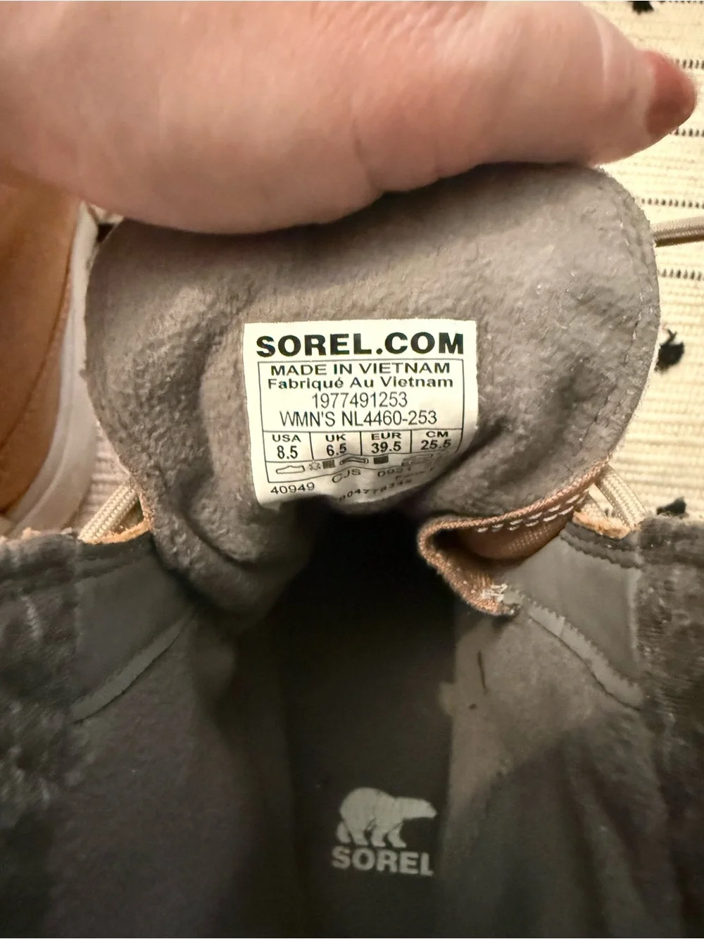 Sorel Women’s Tan Suede Lace-Up Boots with Gray Felt Collar new worn once